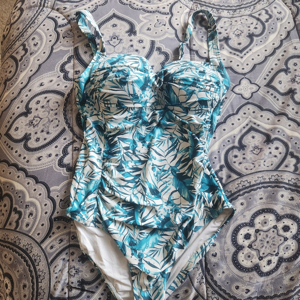 Nip tuck swim swimsuit size 4